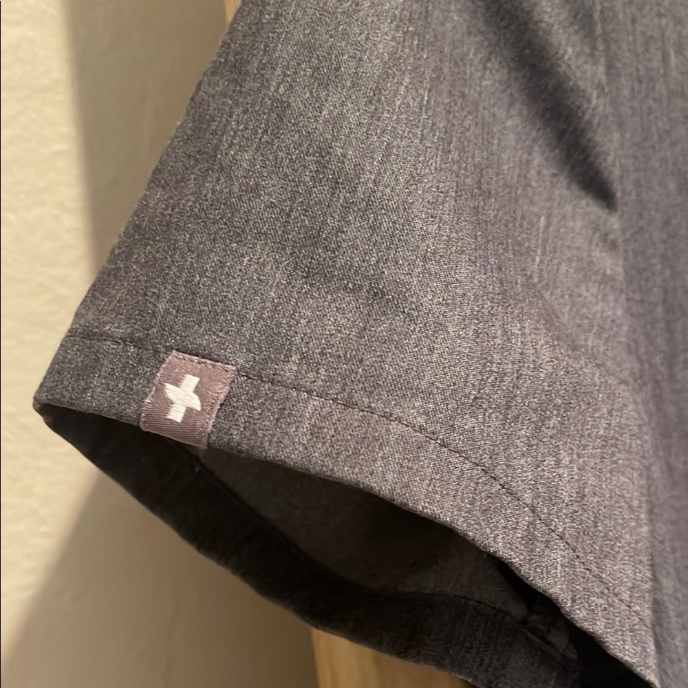 CLEARANCE! FIGS Women's Catarina One-Pocket V-Neck Scrub Top In Gray, Size XXS - Picture 8 of 9